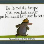 خرید و دانلود نسخه کامل کتاب De la petite taupe qui voulait savoir qui lui avait fait sur la tête