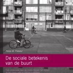 خرید و دانلود نسخه کامل کتاب De sociale betekenis van de buurt. Een onderzoek naar de relatie tussen het wonen in een arme wijk en sociale mobiliteit.