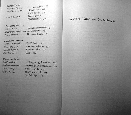 خرید و دانلود نسخه کامل کتاب Kleines Glossar des Verschwindens: Von Autokino bis Zwischengas_68e62c3d4bbed.jpeg خرید و دانلود نسخه کامل کتاب Kleines Glossar des Verschwindens: Von Autokino bis Zwischengas