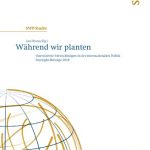 خرید و دانلود نسخه کامل کتاب Während wir planten : Unerwartete Entwicklungen in der internationalen Politik Foresight-Beiträge 2018