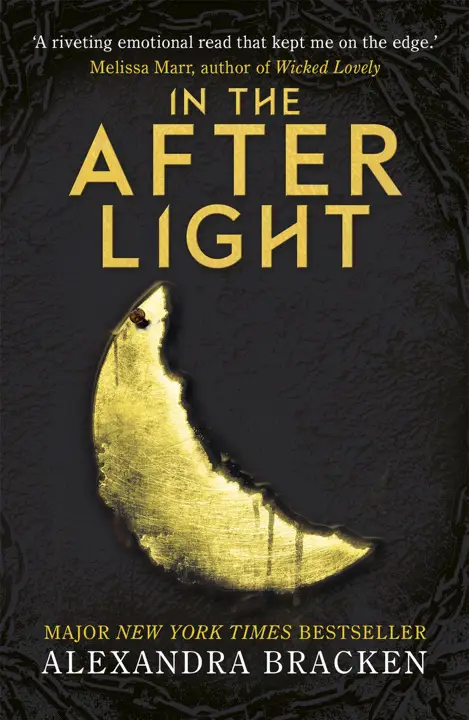 In the Afterlight by Alexandra Bracken_69f1f20cc7477.webp خرید و دانلود نسخه کامل کتاب صوتی انگلیسی در پسنور، اثر الکساندرا برکن (از مجموعهی تاریکترین ذهنها) In the Afterlight by Alexandra Bracken - تصویر 1