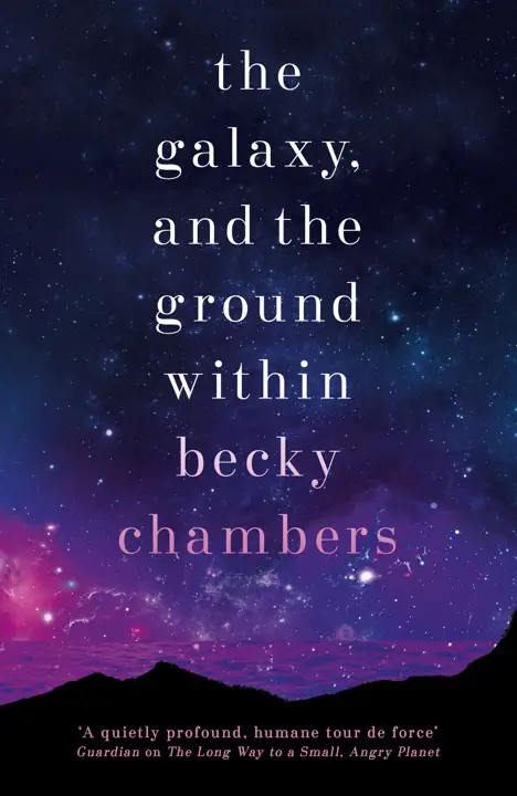 The Galaxy, and the Ground Within by Becky Chambers_69ec5e09ebcc9.webp خرید و دانلود نسخه کامل کتاب صوتی انگلیسی کهکشان و زمین درون، اثر بکی چمبرز (از مجموعهی مسافران) The Galaxy, and the Ground Within by Becky Chambers - تصویر 1