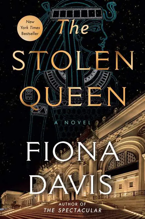 The Stolen Queen by Fiona Davis_6a185106d8e41.webp خرید و دانلود نسخه کامل کتاب صوتی انگلیسی ملکهی ربودهشده، اثر فیونا دیویس The Stolen Queen by Fiona Davis - تصویر 1