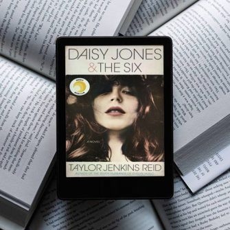 Daisy-Jones-the-Six خرید و دانلود نسخه کامل کتاب انگلیسی Daisy Jones & the Six - تصویر 1